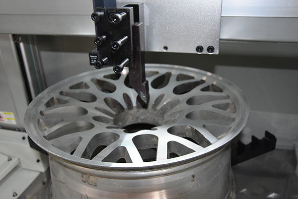 輪轂拉絲機講述電鍍輪轂的三點優(yōu)勢功能